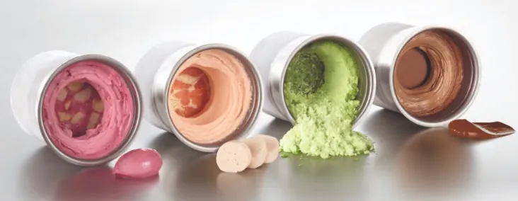 Quatro copos de pacotização do Pacojet com preparações de sabores diferentes